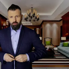Mężczyzna w garniturze w eleganckim wnętrzu, gotowy do pracy. Dowiedz się, jak zostać agentem nieruchomości i osiągnąć sukces.