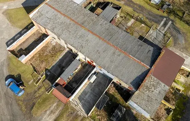 Budowa budynku gospodarczego: 3 drogi do legalności. Wybierz swoją!