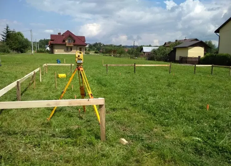 Tyczenie budynku: Co geodeta potrzebuje od Ciebie? Uniknij błędów!